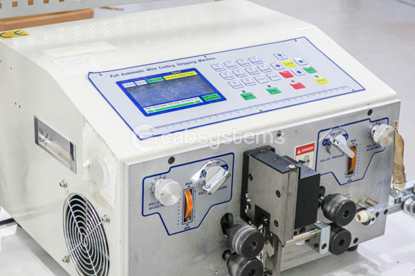 Производство кабельных сборок Cabsystems — участок обжима